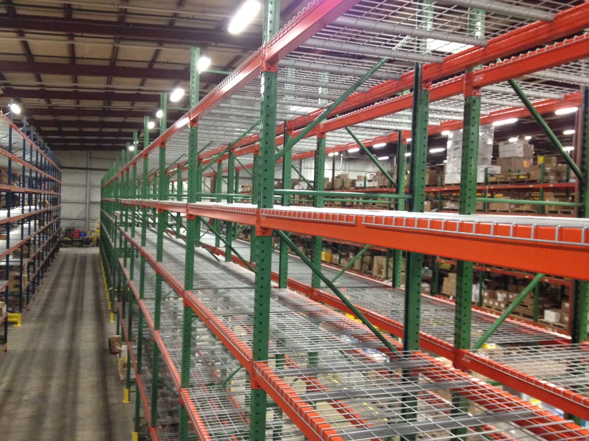 Selective pallet rack aisle with wire decking