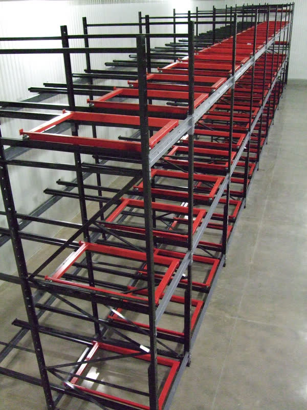 Push back pallet rack carts on inclined rails